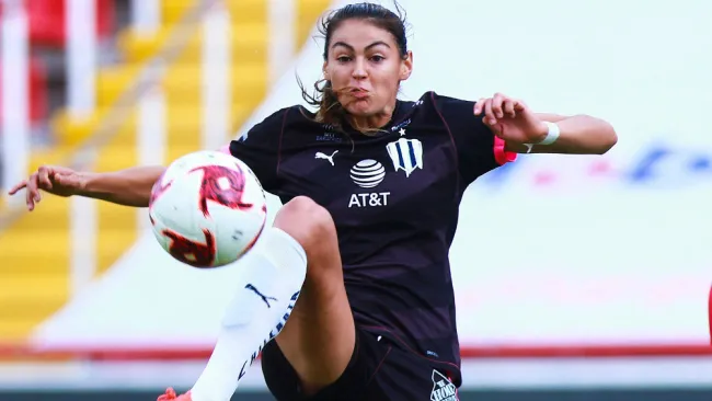  Christina Burkenroad en partido con Rayadas