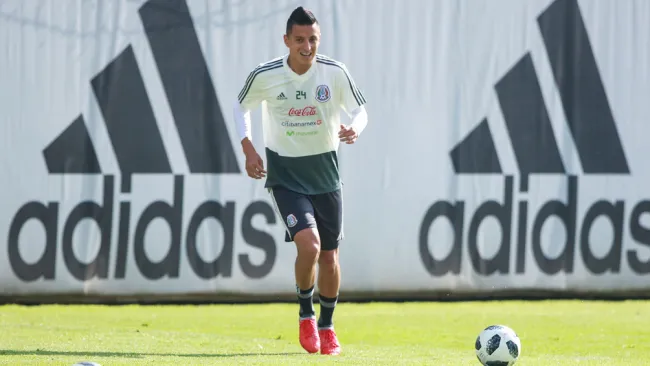 Roberto Alvarado durante un entrenamiento con el Tricolor 