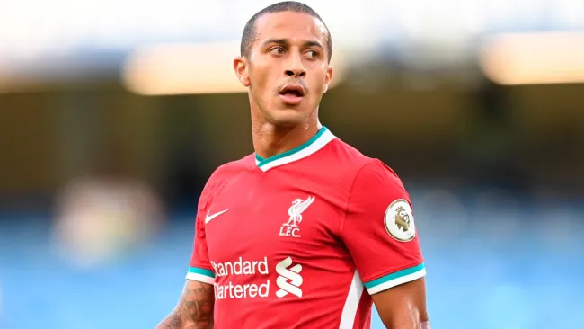 Thiago Alcántara durante un duelo con el Liverpool 