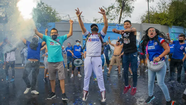 Aficionados de Cruz Azul a las afueras del Estadio Azteca