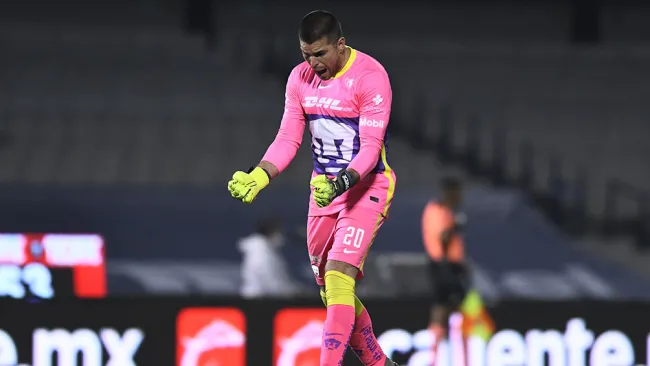 Julio González en un partido con Pumas