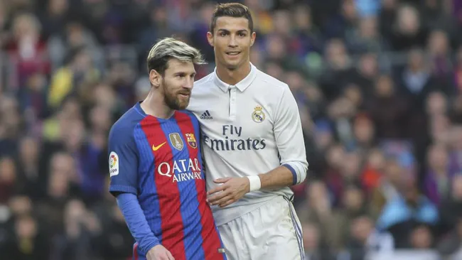 Messi y CR7 durante un Clásico de España 