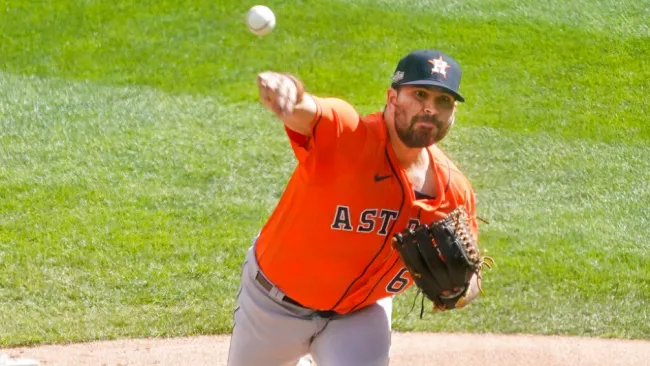 José Urquidy durante un partido con los Astros