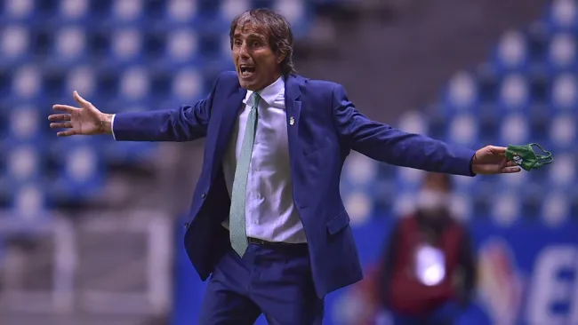 Guillermo Almada reclama una jugada al árbitro 