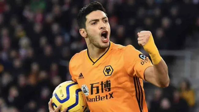 Raúl Jiménez en partido con los Wolves