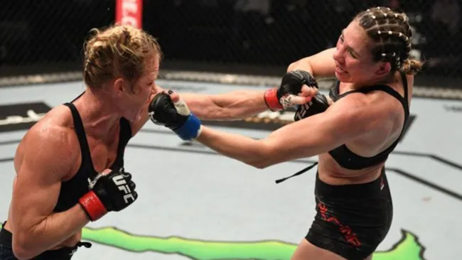 Irene Aldana y Holly Holm intercambian golpes 