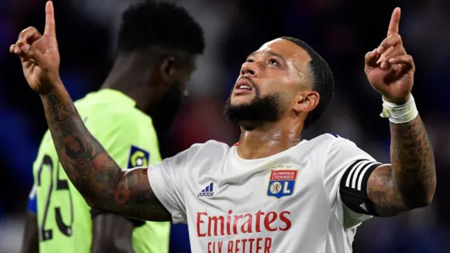 Memphis Depay celebra un gol con el Olympique de Lyon