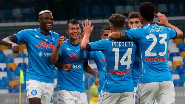 El mexicano celebrando su gol con sus compañeros