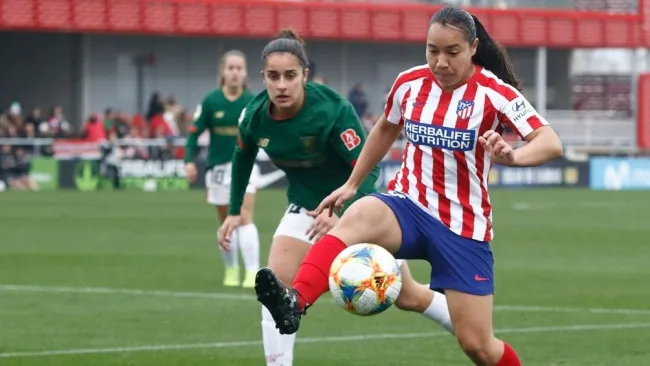 Charlyn Corral en partido con el Atlético 