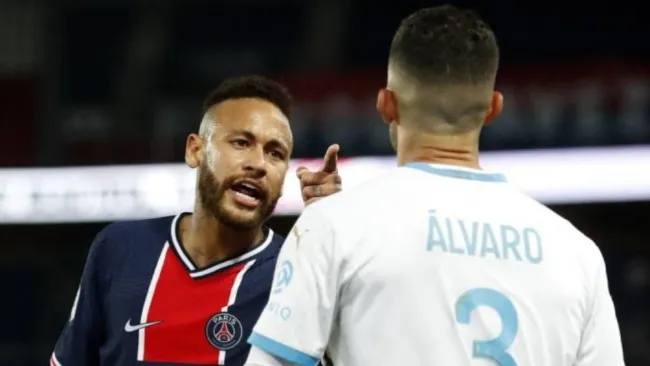 Neymar y González durante el partido 