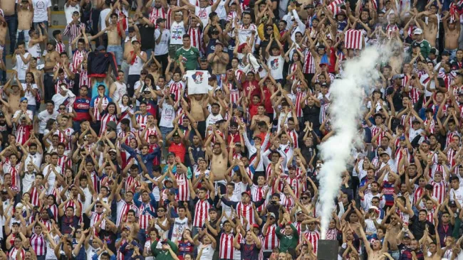 Aficionados de Chivas en las gradas del Estadio Akron 