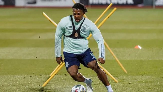 Adama Traoré en un entrenamiento con la Selección Española