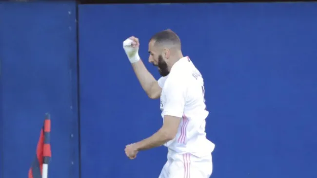 Benzema festejando un gol con el Real Madrid