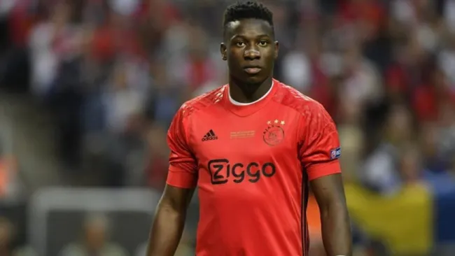 André Onana durante un duelo con el Ajax 
