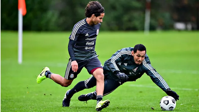 Diego Lainez y Rodolfo Cota, en una práctica del Tri