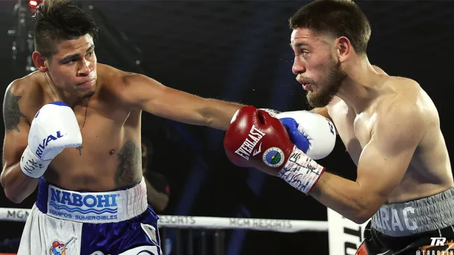 'Vaquero' Navarrete intercambia golpes con su rival