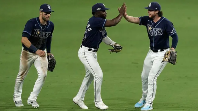 Jugadores de Rays celebran una jugada