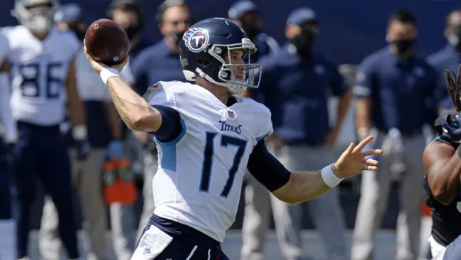 Ryan Tannehill lanza el ovoide 