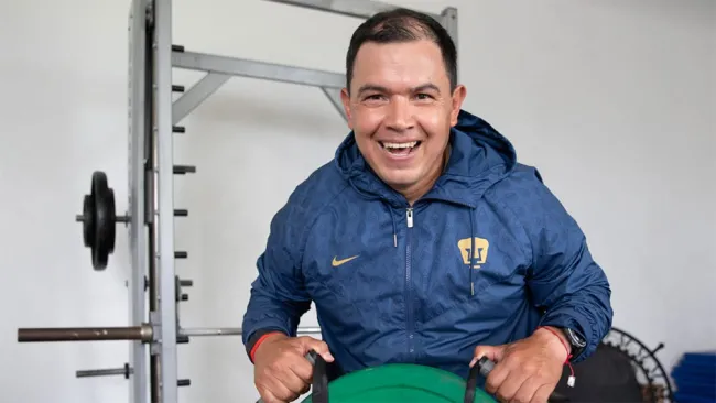Arístides Verón en su trabajo con Pumas