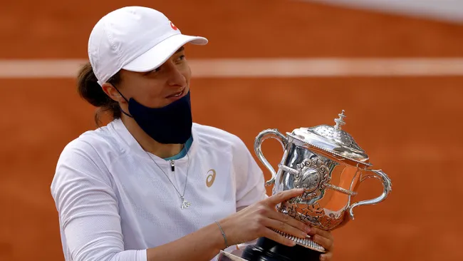  Iga Swiatek con el trofeo de Roland Garros