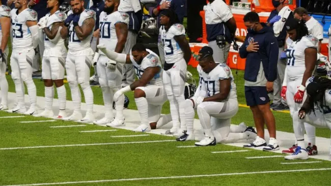 Jugadores de los Titans ante los Vikings