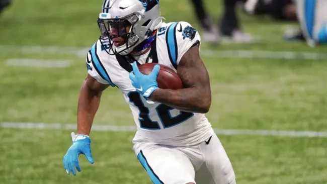 D.J. Moore a punto de anotar ante Atlanta