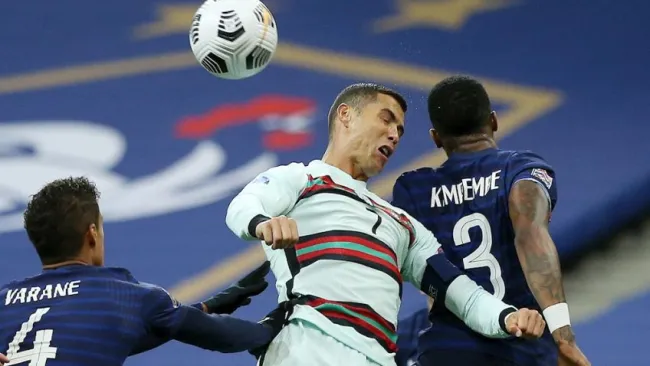Cristiano Ronaldo disputando un balón con Kimpembe