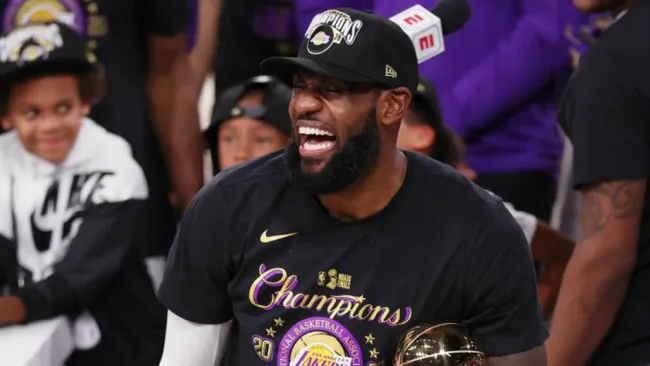 LeBron James en festejo