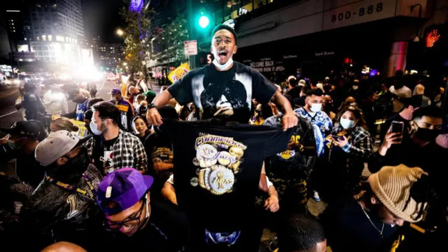 Fans Lakers en celebración