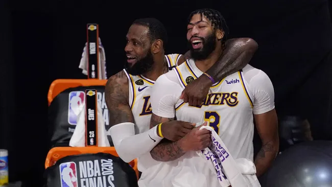 LeBron James y Anthony Davis festejan el título de Lakers
