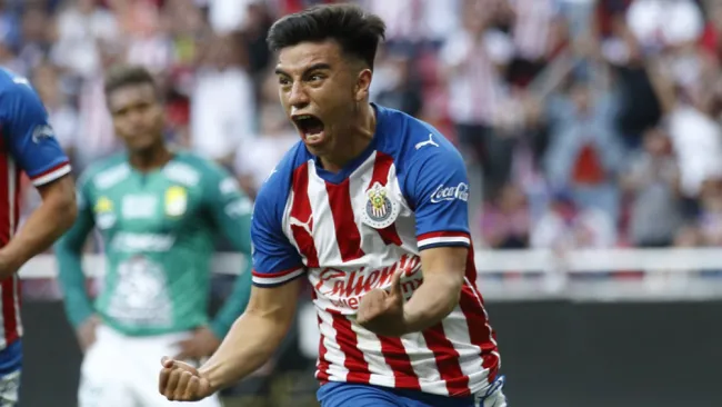 Fernando Beltrán durante un duelo con Chivas en Liga MX