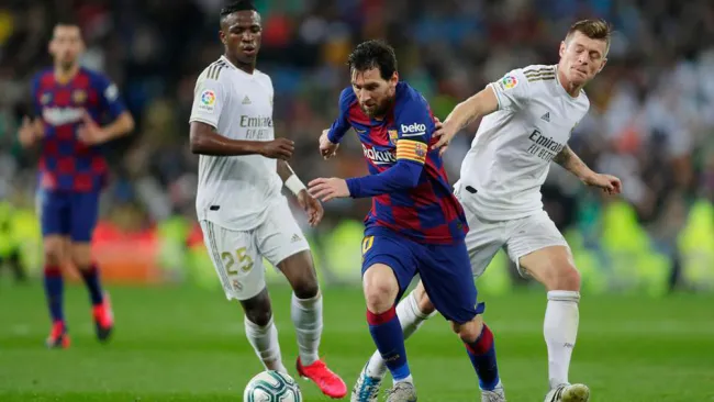 Messi y Toni Kroos durante el Clásico de España 