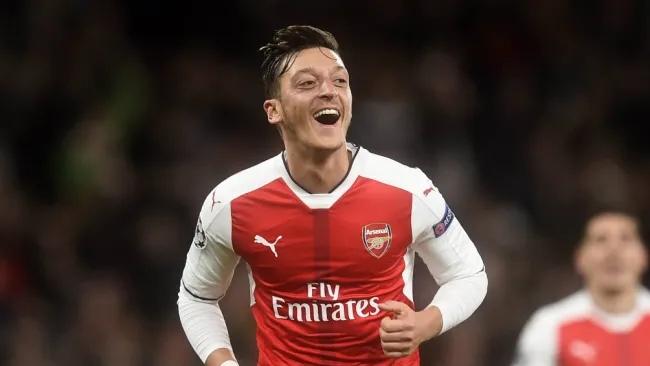 Özil en festejo con Arsenal