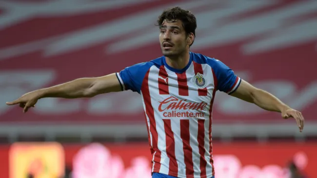 Pollo Briseño durante un duelo con Chivas en Liga MX 