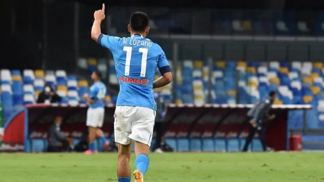 Hirving Lozano durante un partido con Napoli