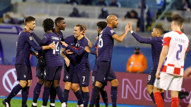 Jugadores de Francia festejan un tanto de Mbappé 