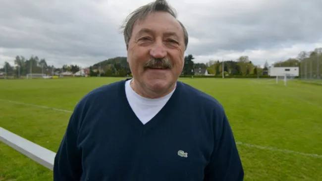 Antonín Panenka en una cancha de futbol 