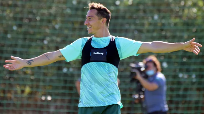 Andrés Guardado durante un entrenamiento con Betis 