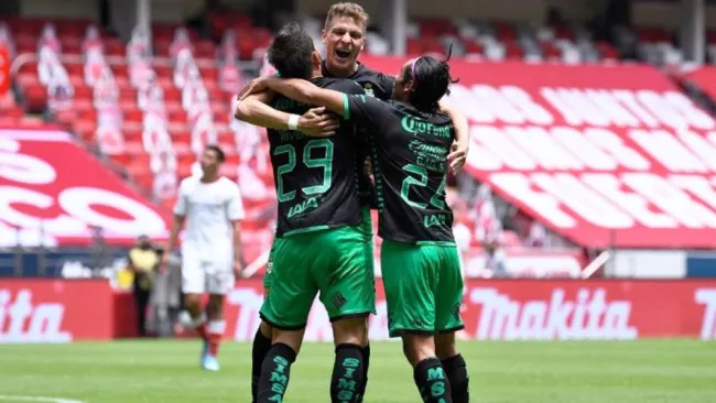 Jugadores de Santos festejan el gol