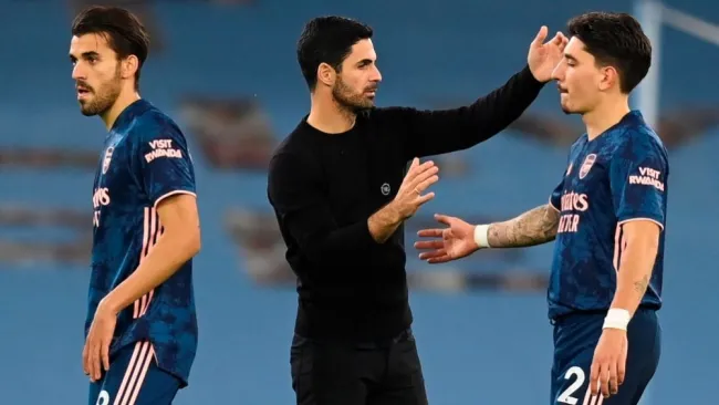 Mikel Arteta consolando a sus jugadores después de la derrota