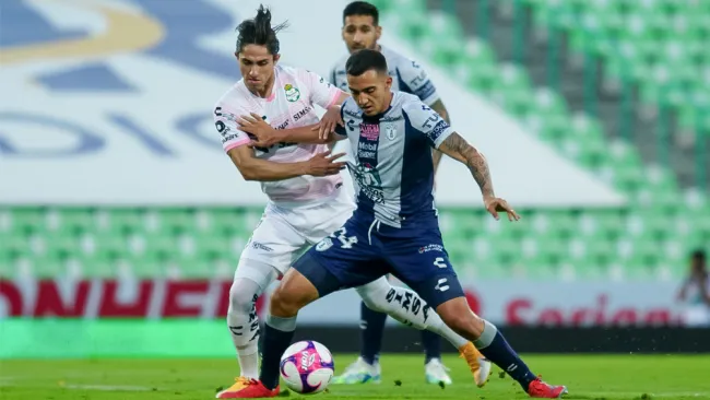 Alan Cervantes y Luis Chávez, luchan por el balón