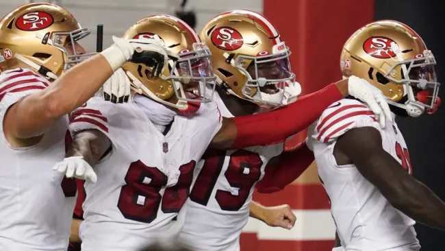 Jugadores de 49ers celebran un TD