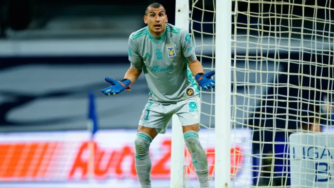 Nahuel Guzmán en partido con Tigres
