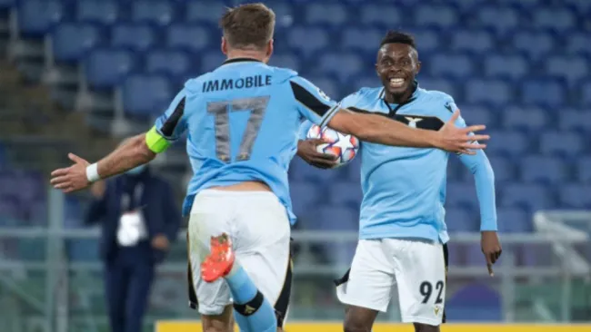 Jean-Daniel Akpa-Akpro y Ciro Immobile celebrando 