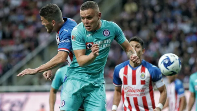 Acción en el Chivas vs Cruz Azul