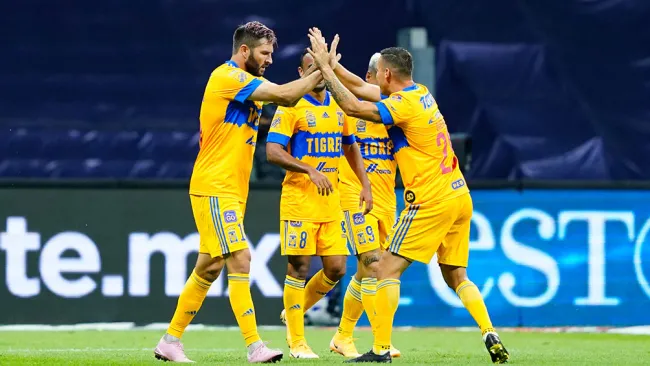 Jugadores de Tigres festejan un gol contra Cruz Azul