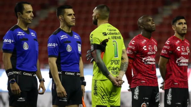Jonathan Orozco en protesta durante el Himno Nacional