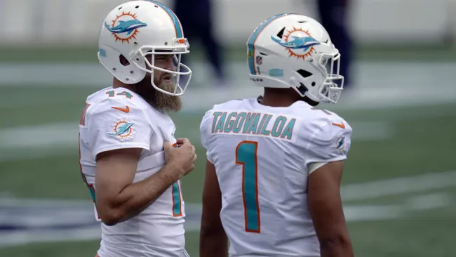 Ryan Fitzpatrick y Tua Tagovailoa, calientan previo a un juego