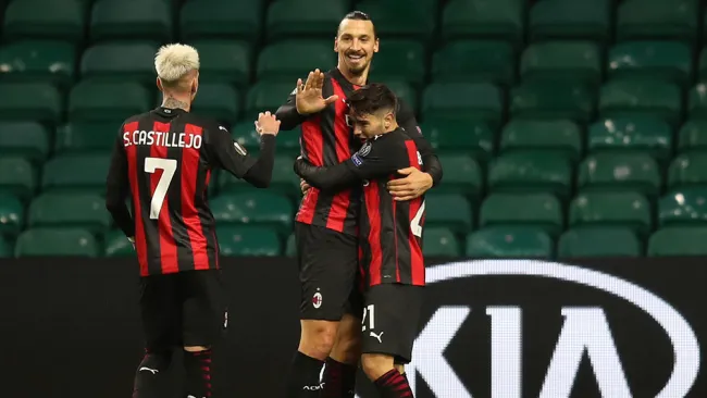 Jugadores del Milan celebran un gol en Celtic Park
