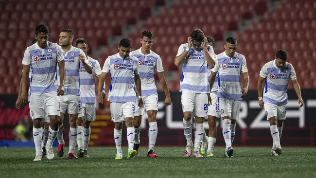 Jugadores de Cruz Azul se lamentan en el partido contra Xolos